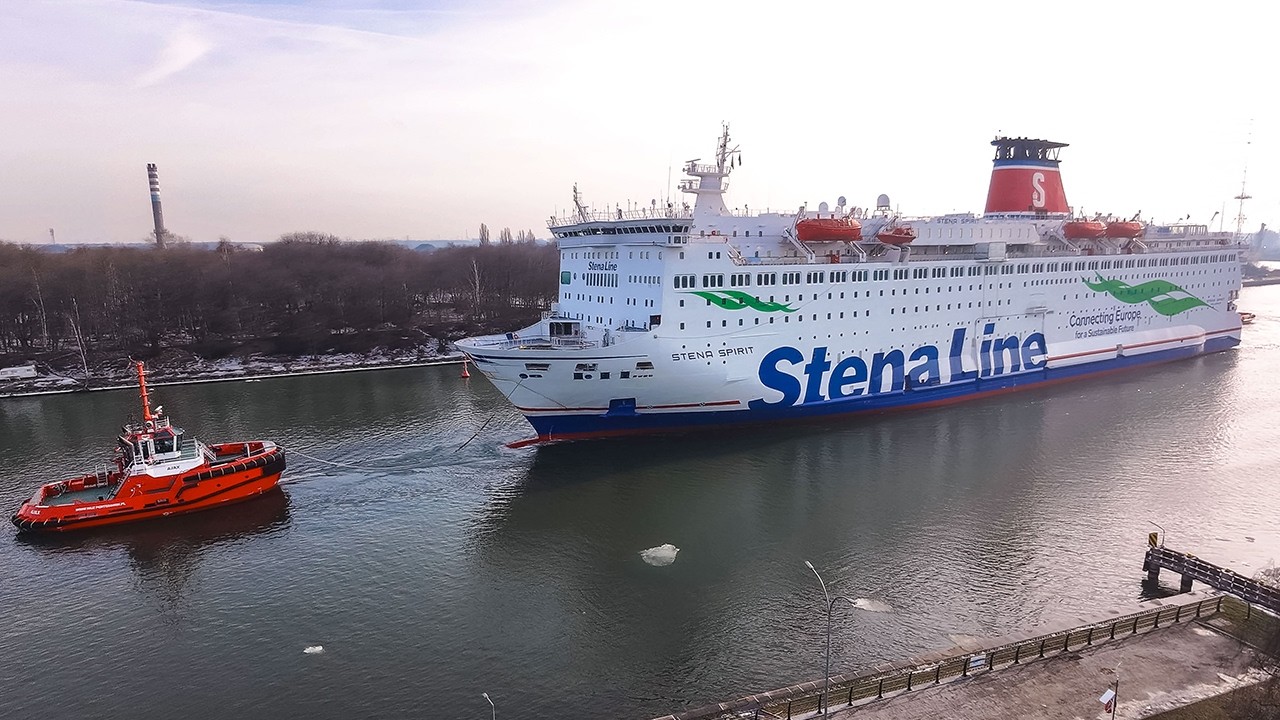 Ależ się dzieje w gdańskim porcie.Zobacz z bliska jakie ciekawe statki wpływają i wypływają z portu.