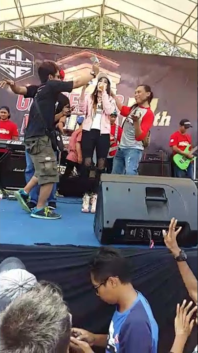Nella kharisma celananya hampir sobek
