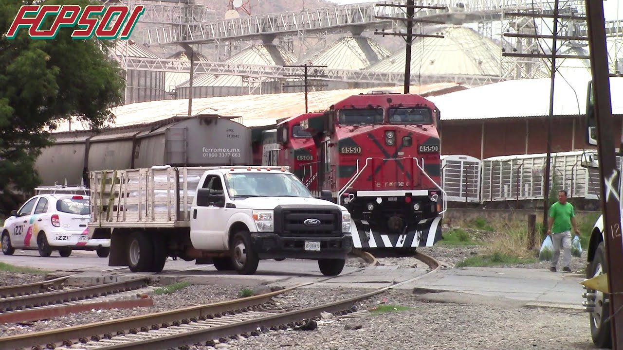 Escuchan el Tren... Pero NO Lo Ven! Aún así se Arriesgan al Cruzar. Ferromex Guadalajara.