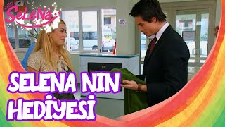 Selena Burak'a Elleriyle Kazak Ördü - Selena Sahneler