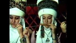 Kyrgyz Girls Play Jigatch Ooz Komuz Resimi