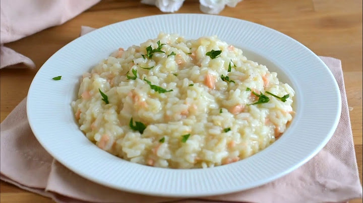 Risotto al salmone affumicato: ricetta facile per un risotto di pesce cremoso e delicato