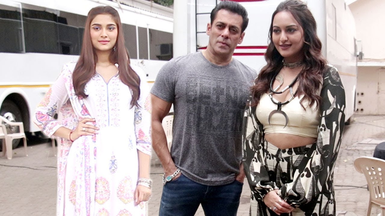 Salman Khan Along With Saiee Manjrekar And Sonakshi Sinha Snapped For Media During Dabangg 3