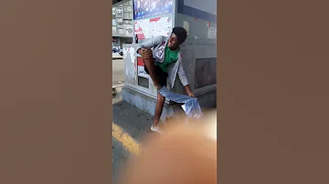 شاهد قبل الحذف مجنون شاذ بيقلع في الشارع 