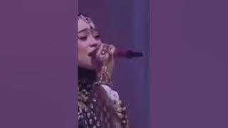 MOMENT LESTI KEJORA MENYANYIKAN LAGU INDIA