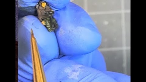 Atlantis B-24J Liberator Build – Part 4: Airbrushing the Cockpit + Pilot Paint Magic!