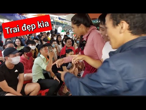 Video Chị em Thanh Xà,Bạch Xà chọc ghẹo trai đẹp tại bánh... - YouTube