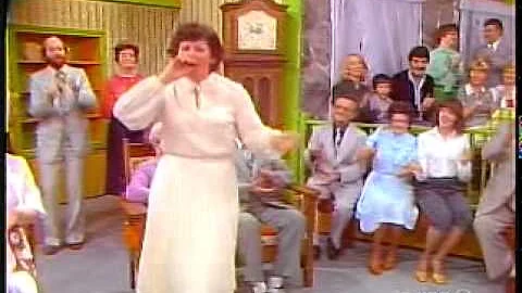 Madame Brisson chante "J'veux boire du rhum"  la S...
