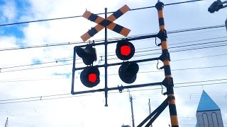 踏切。警報灯が宙に浮いているみたい! Hankyu Railway crossing.