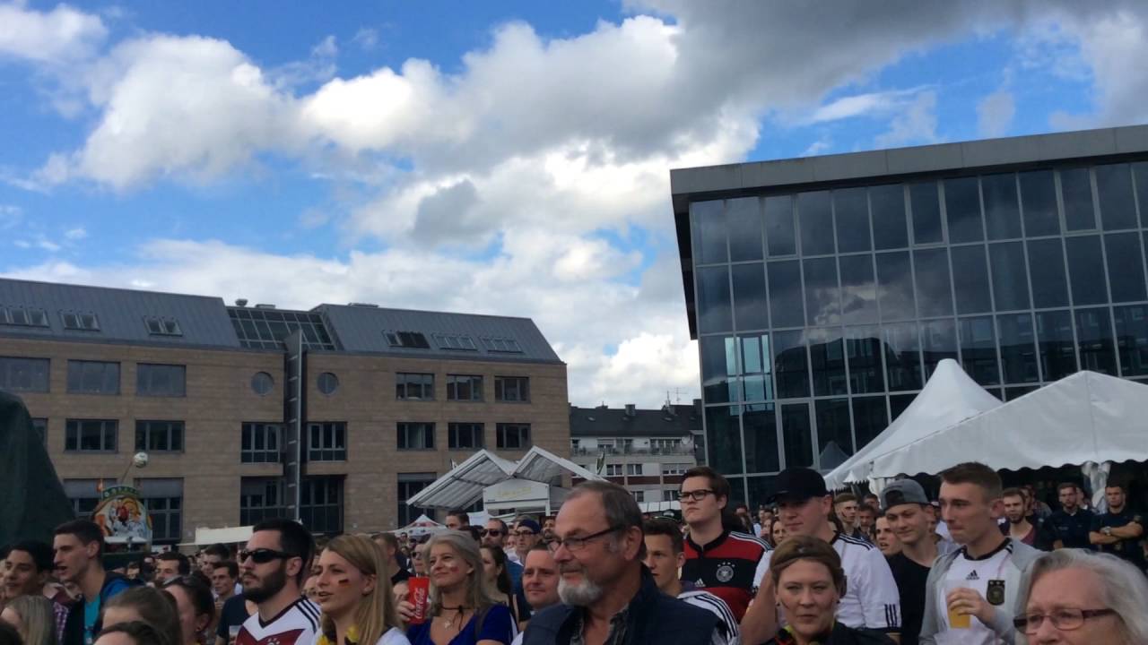 volksfreund shop Fußballfans auf Trierer Viehmarkt bejubeln Einzug in EM-Viertelfinale