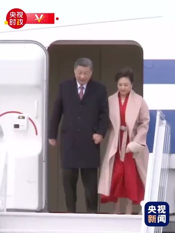 习近平和夫人彭丽媛乘专机抵达法国塔布，法国总统马克龙夫妇等在舷梯旁热情迎接 | CCTV