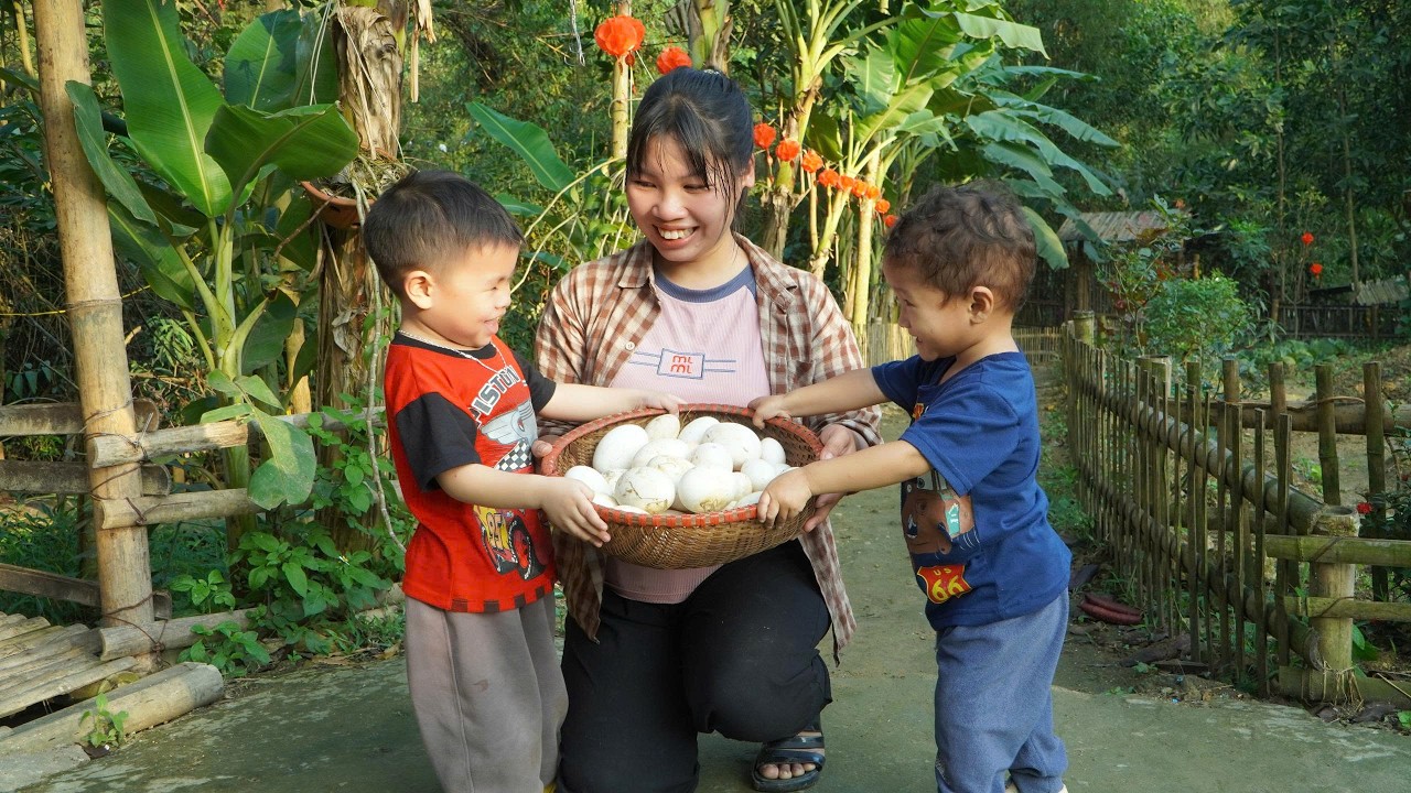 Preparing sticky rice mixed with peanuts, we harvested many goose and duck eggs.cooking