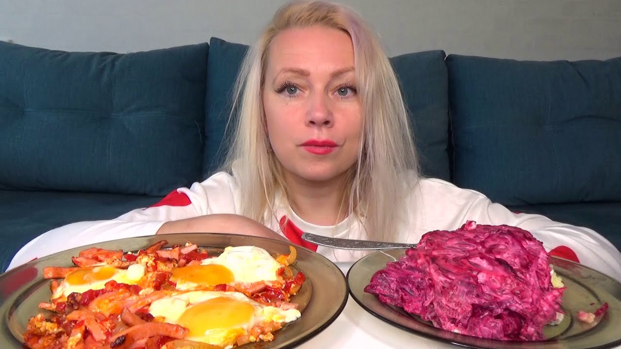 МУКБАНГ СЕЛЕДКА ПОД ШУБОЙ/ЯЙЦА ЖАРЕНЫЕ С КОЛБАСОЙ И ПОМИДОРАМИ/ Mukbang ...