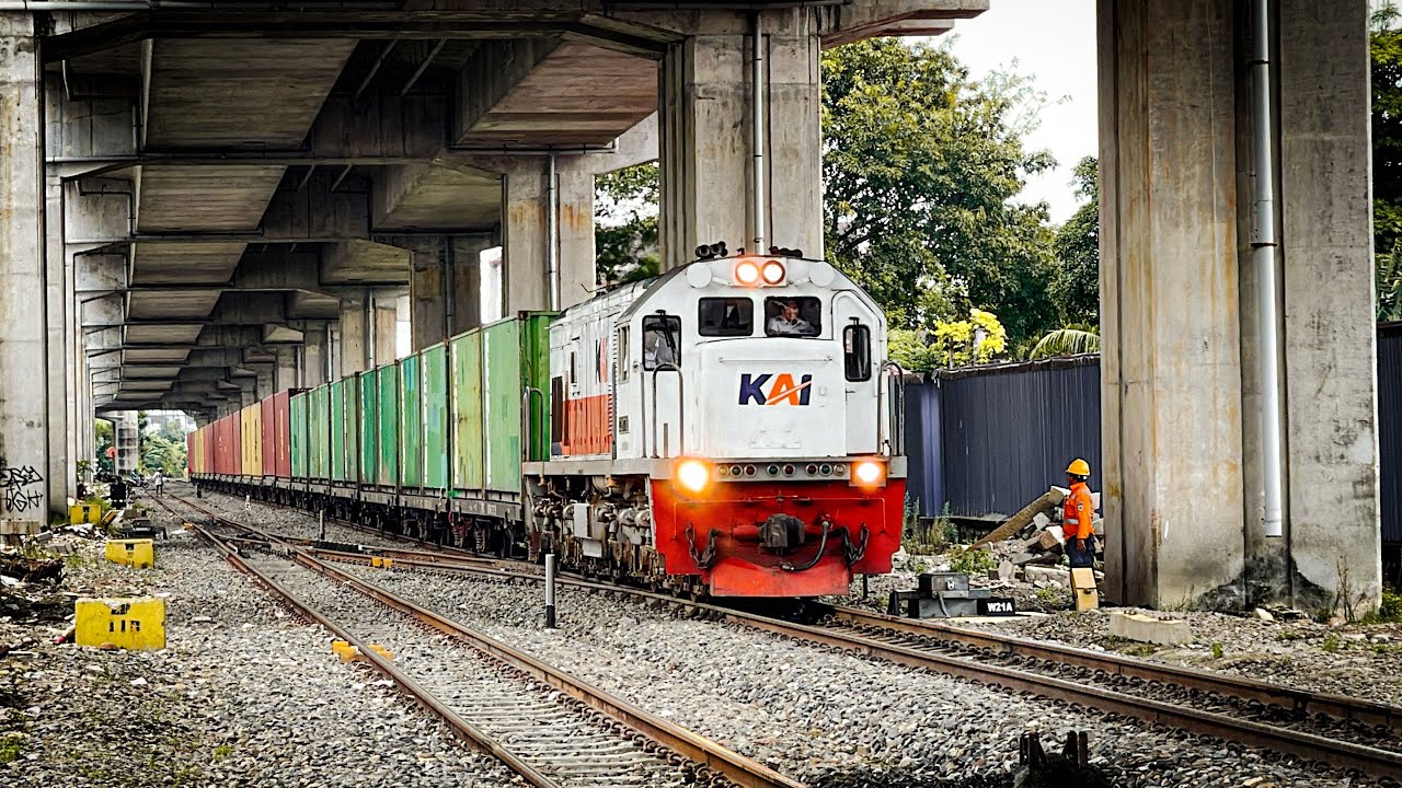 MOMEN LANGKA !! Jarang Sekali KA Kontainer Full Isian Berangkat dari Belawan saat Siang Hari