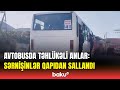 Avtobusda sərnişinlər qapıdan sallanaraq gedir