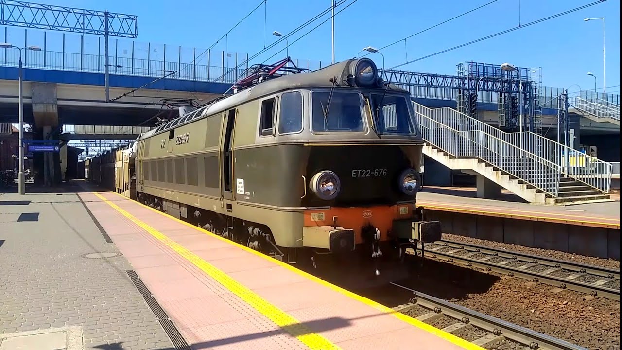 Historyczna ET22 z transportem samochodów toyota. Przelotem przez Skierniewice