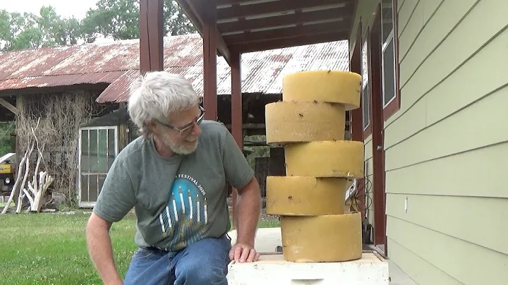 Look how much refined beeswax was gotten by rendering wax cappings. - DayDayNews