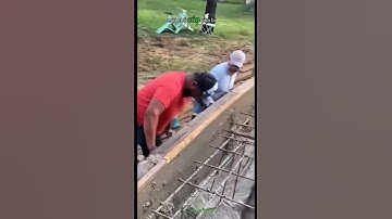 Sự cố bung cốp pha khi đang đổ bê tông phần dốc khiến bê tông tràn ra đường