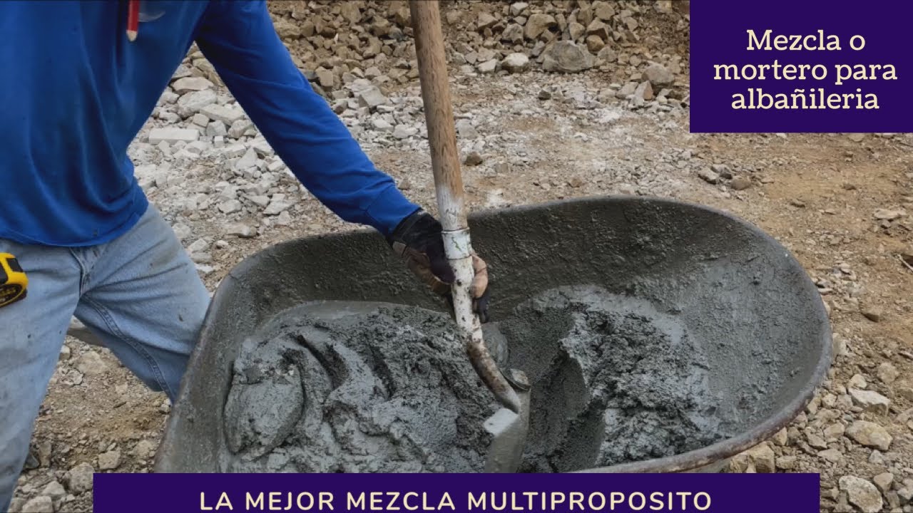 La Construcción De Concreto De Mezcla O Mortero Trabajador Con Una