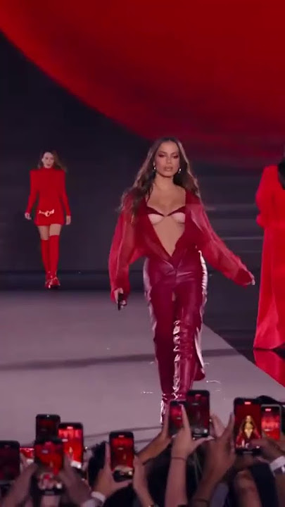 #Anitta desfilando em paris para L'oréal 🥹🤌⚡