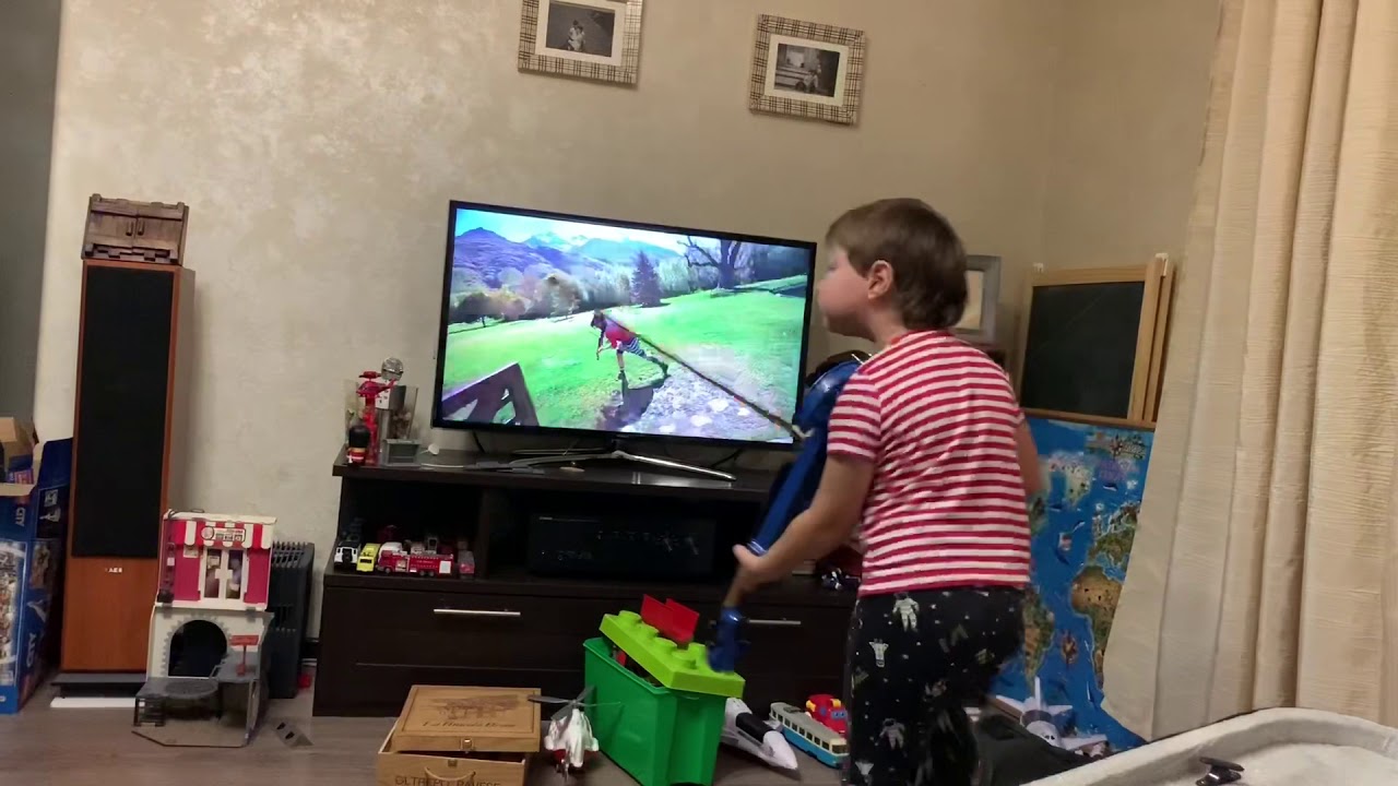 Мальчик играет в машины