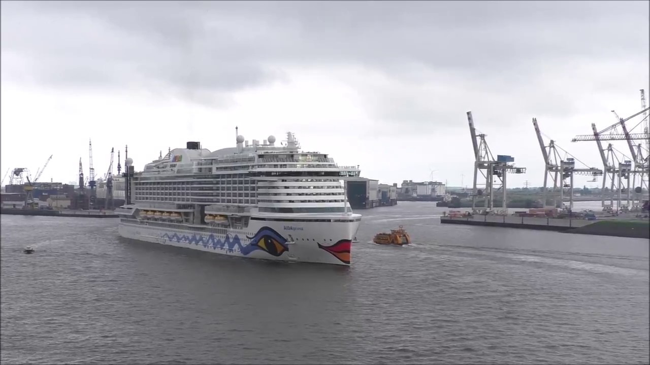 AIDAprima läuft mit Schiffshorn aus dem Hamburger Hafen aus (Dockland 22. und 29. Juli 2017 AIDAprima läuft mit Schiffshorn aus dem Hamburger Hafen aus (Dockland 22. und 29. Juli 2017