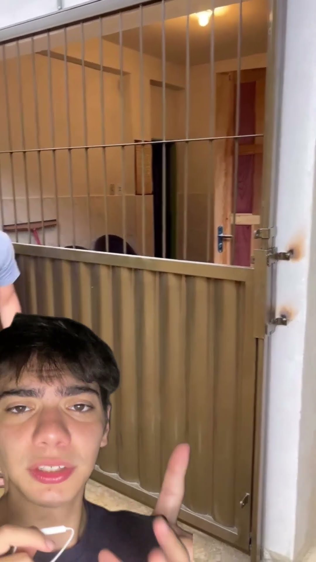 Portão com janela embutida! ?? Prático e funcional, você colocaria na sua casa? ?