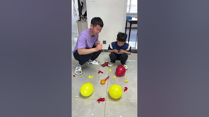 转动勺子扎气球！儿子：谢谢爸爸让我赢！#萌娃#亲子#亲子日常#搞笑#爸爸带娃#气球游戏#balloongame