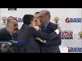 На президента Турции во время выступления набросился поклонник (видео)