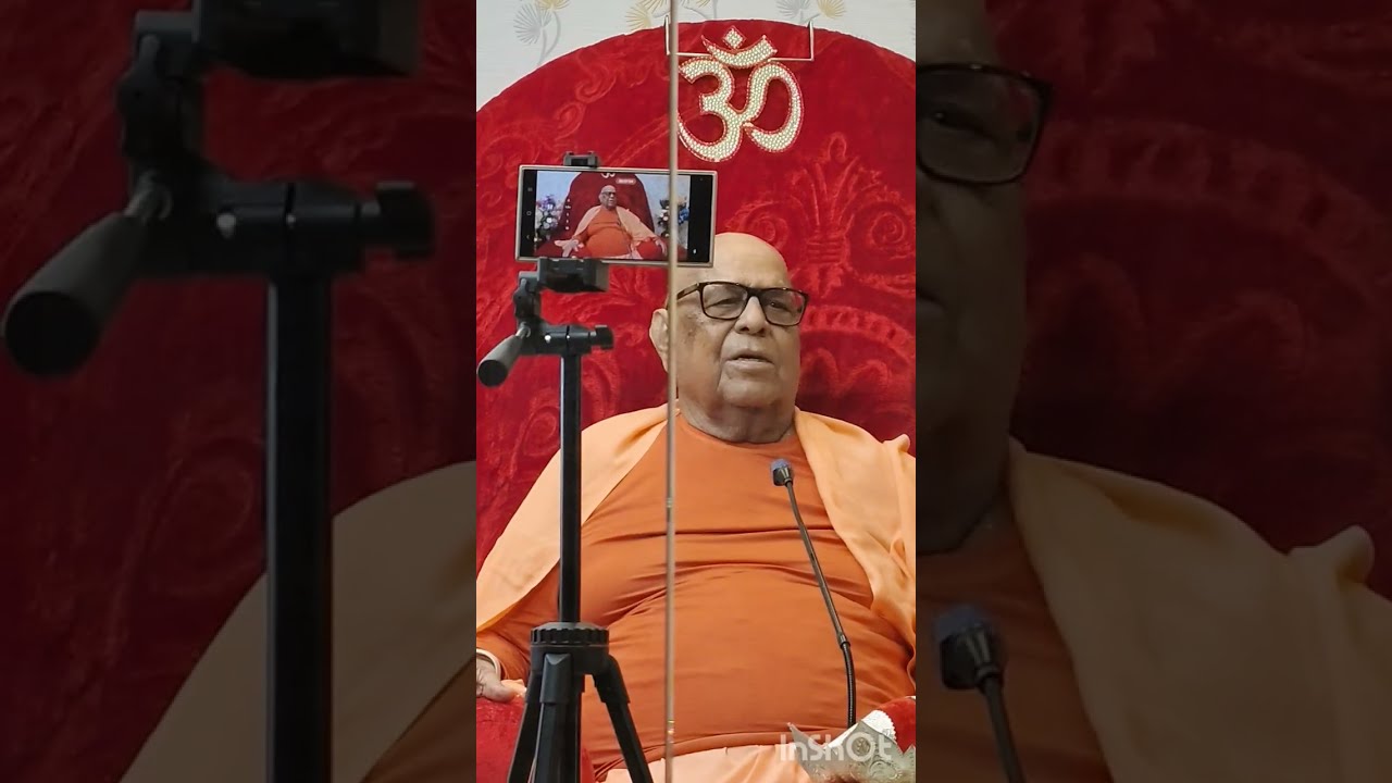 धारकुंडी सरकार जी अमृत झिरिया स्वामी जी से बात करते हुए बदलापुर आश्रम में 30 जनवरी 2025