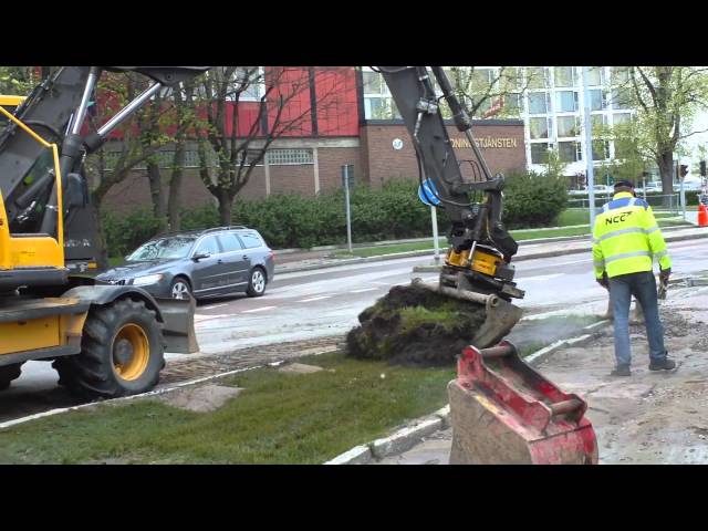 Digging up a burst hot water pipe in Linköping, Sweden class=