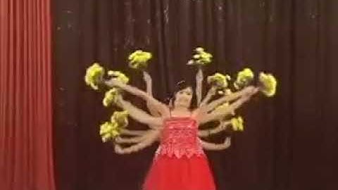 Múa bông hồng tặng mẹ và cô