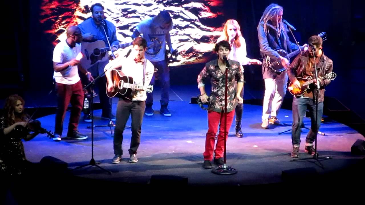 Pushin' Me Away - Jonas Brothers live at Radio City!