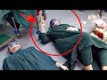 Das Foto der Chirurgen, die auf dem Boden liegen, ging um die Welt ... Das ist der Grund dafür
