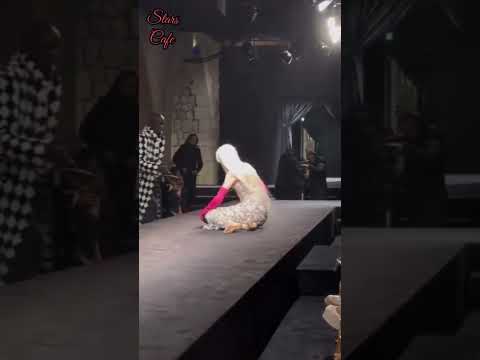 عارضة أزياء تسقط بسبب الكعب العالي في عرض فالنتينو