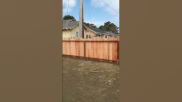 Building A Redwood Fence 👍 #likeandsubscribe #construction #fencebuilding #youtubeshorts