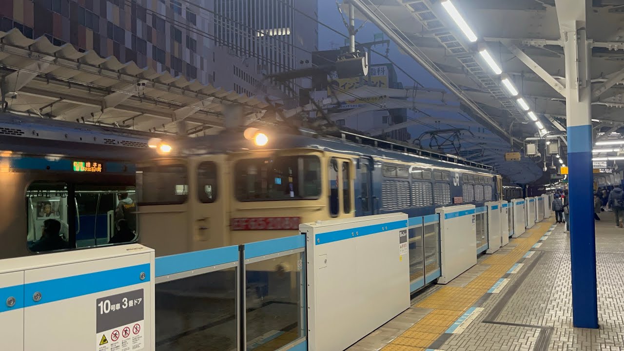 関内駅 EF65 2080号機 (コキ) 16両で通過