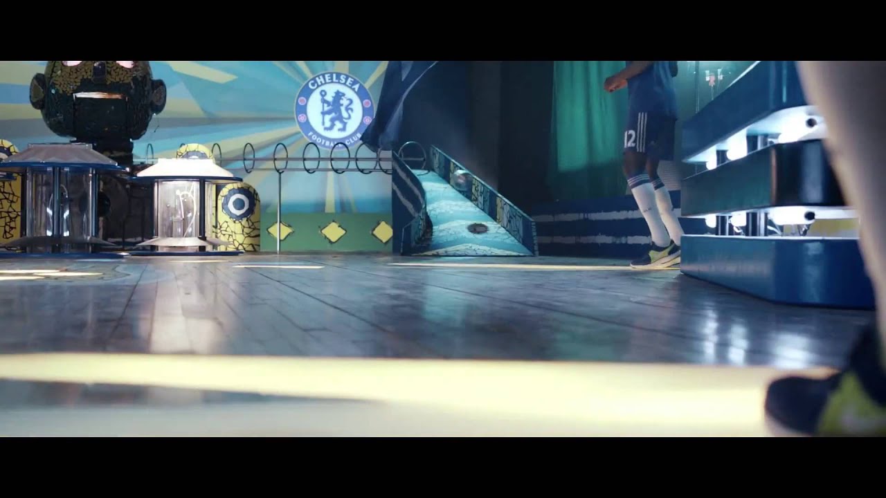 Les joueurs de Chelsea jouent au flipper géant pour Samsung - YouTube