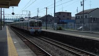 鷲津駅で313系特別快速と211系が同時に到着