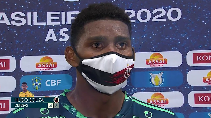 Hugo Souza Goleirão se emociona ao receber o troféu Craque do jogo.