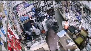 Faisalabad incident of women's trying to robbering a shop ...but the shopkeeper never let them go...