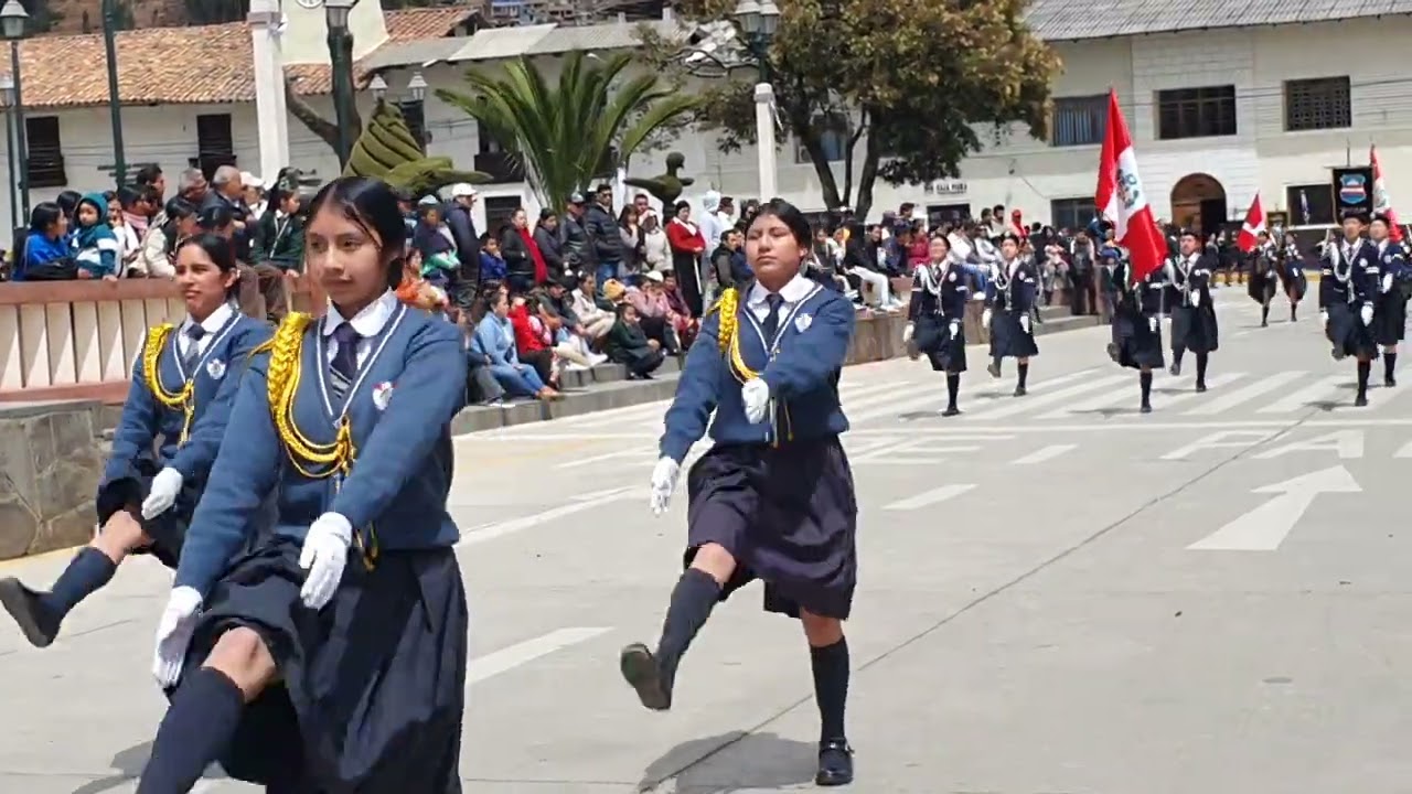 Huamachuco: Instituciones Educativas desfilaron en la Plaza de Armas