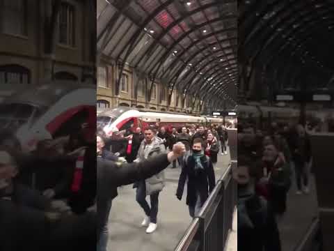 جمهور ارسنال خلال عودتهم الى لندن