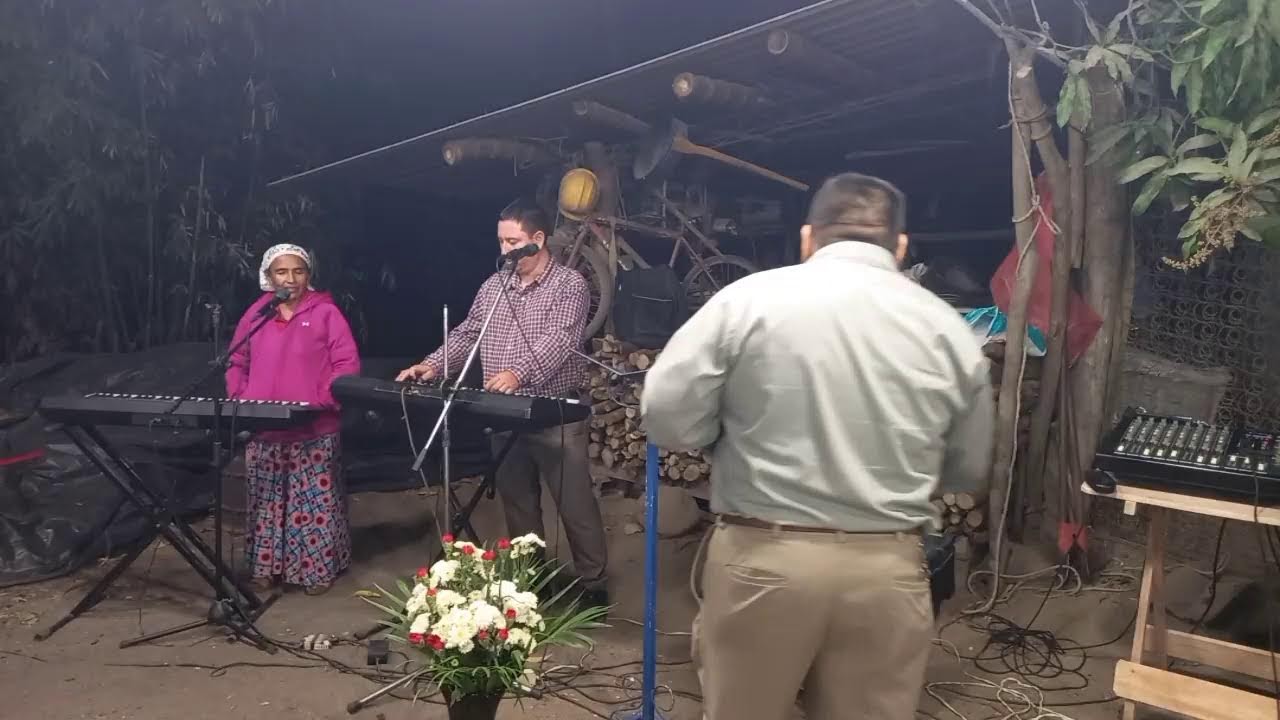 VIGILIA DE ACCION DE GRACIAS EN EL HOGAR DE LA FAMILIA SALINAS  MISIÓN CRISTIANA LA CASA DE YESHUA