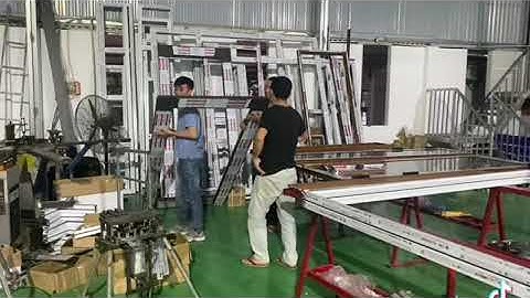 Khách ký hợp động nhôm Xingfa Quảng Đông trong đêm khi thăm quan xong tại xưởng Thìn Huyền!