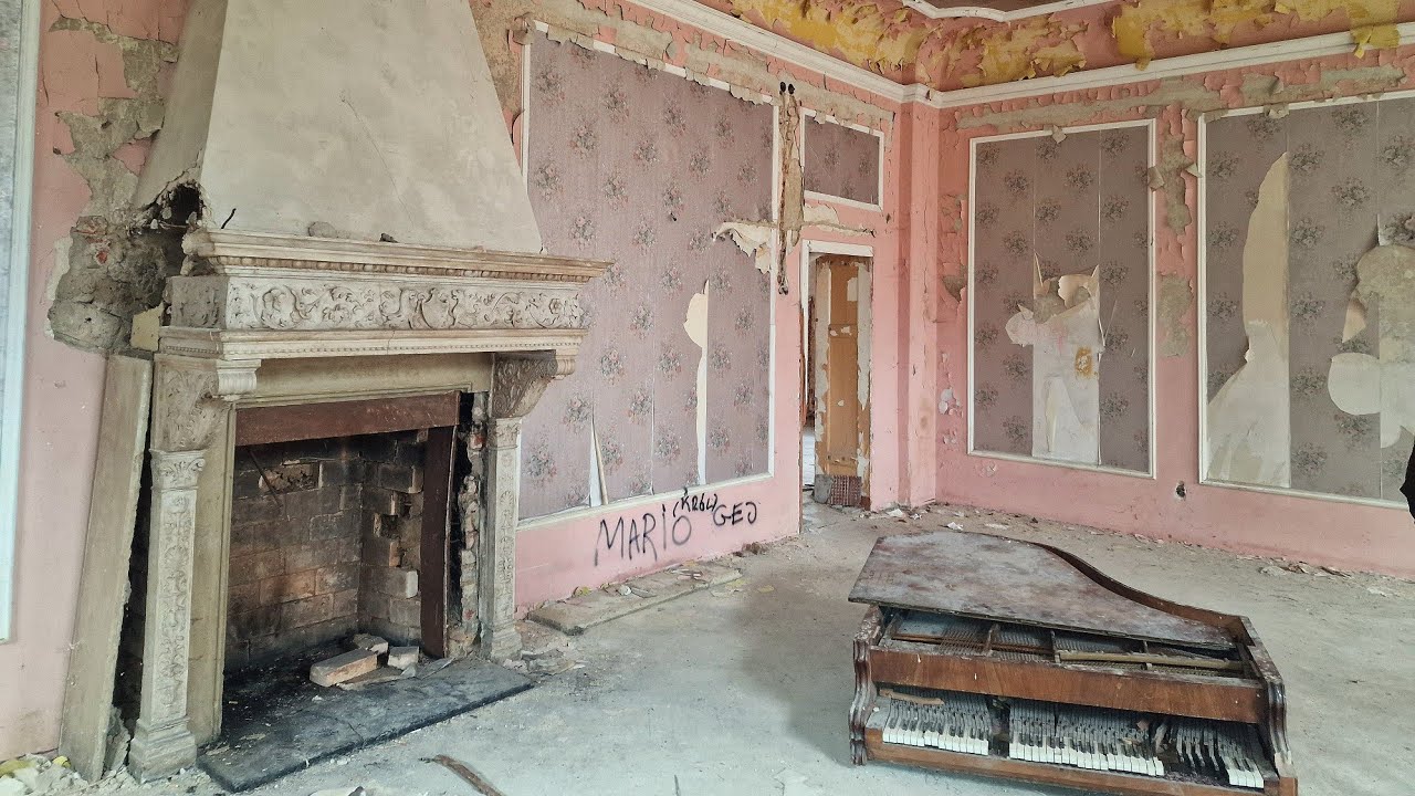 Pałac - dworek myśliwski Hochbergów z ok.1785 roku z fortepianem wewnątrz...