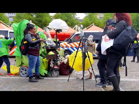 demonstranten ingesloten op plein voor 2e kamer- Den Haag 25-05-2021