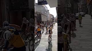 Pelotón Ciclista Calle Real Caldas de Reis. Volta Galicia 2025