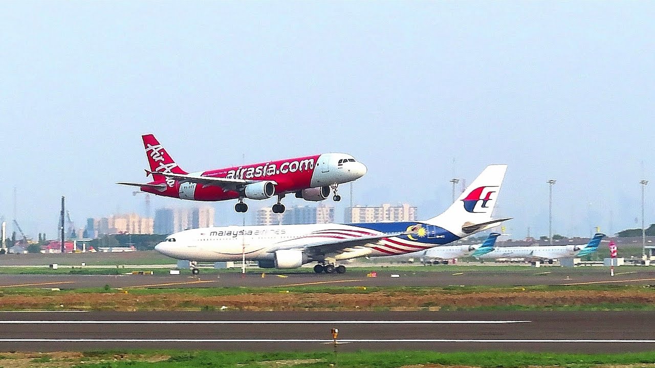 Pesawat Terbang Air Asia dan Malaysia Airlines Landing 