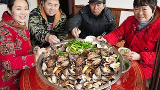 Xiaoyang bought a lot of clams because of the low price and Chao couldn't stop eating them
